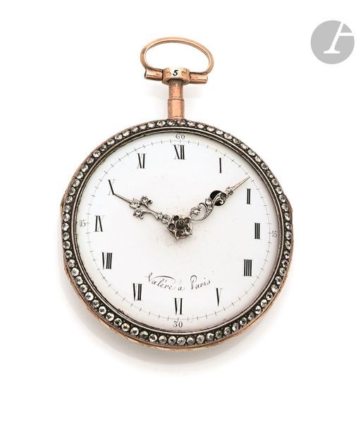 VALERE à Paris. Vers 1790
Montre de poche en or jaune 18K (750) d’époque Louis XVI, cadran émaillé blanc, index chiffres romains formant les heures, lunette sertie de diamants taillés en rose, mouvement à coq échappement à verge, boîtier émaillé bleu à décor de palmiers serti de diamants taillés en rose.
Diamètre : 47 mm
Poids brut : 60 g
Manque le verre.