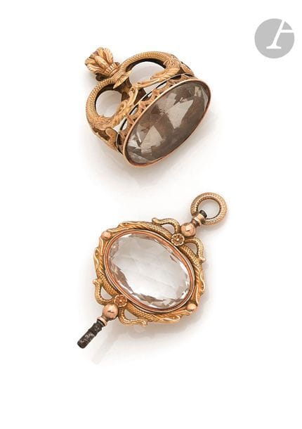 Clé de montre en or jaune 18K (750), ornée d’un médaillon en quartz blanc. 
On y joint un élément de châtelaine en or jaune et quartz blanc.
Diamètre de la clé : 34 mm
Poids brut : 28,7 g