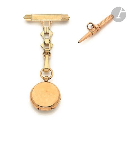 DELVAUX à Moulins N° 1105 
Châtelaine en or jaune 18K (750) et sa montre formant pendant, cadran émaillé blanc, mouvement à cylindre, boîtier lisse. On y joint sa clé.
Diamètre : 19,20 mm
Poids brut : 12,1 g