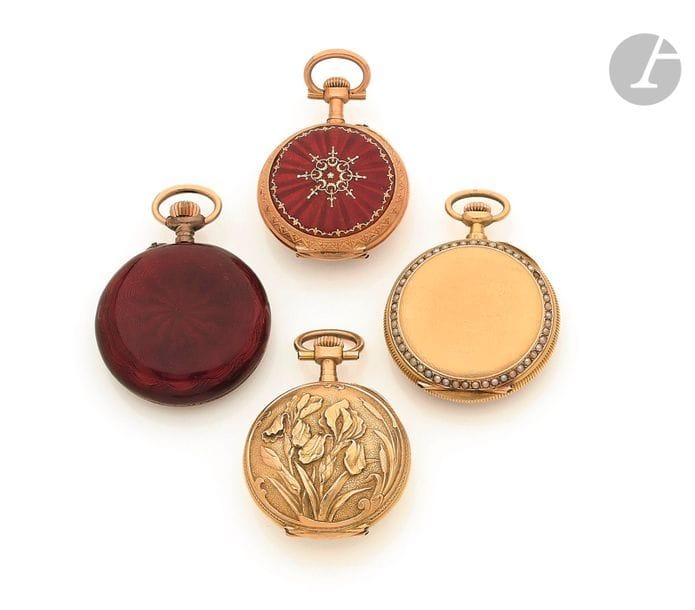 Lot composé de quatre montres de poche, trois en or jaune 18K (750), une en métal doré émaillé rouge, cadran émaillé blanc, index chiffres arabes formant les heures, mouvement à remontoir.
Poids brut : 49,6 g