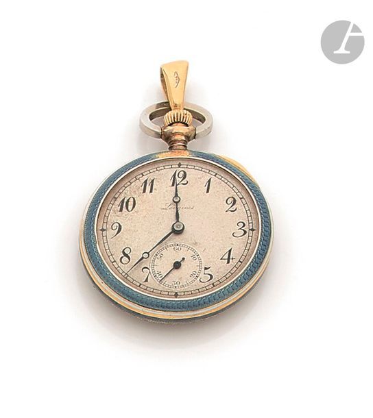 LONGINES. Vers 1900
N° 2234482
Montre de col en or jaune 18k (750) cadran blanc, index peints chiffres arabes formant les heures, trotteuse à 6h, mouvement à remontoir N° 2234482 (fonctionne) boitier émaillé bleu à décor de fleurs et de diamants taillés en rose.
Tige de remontoir à refixer, accident sur l’émail de la lunette vers 12h.
Cadran, boîtier et mouvement signés.
Diamètre : 27,6 mm
Poids brut : 20,2 g