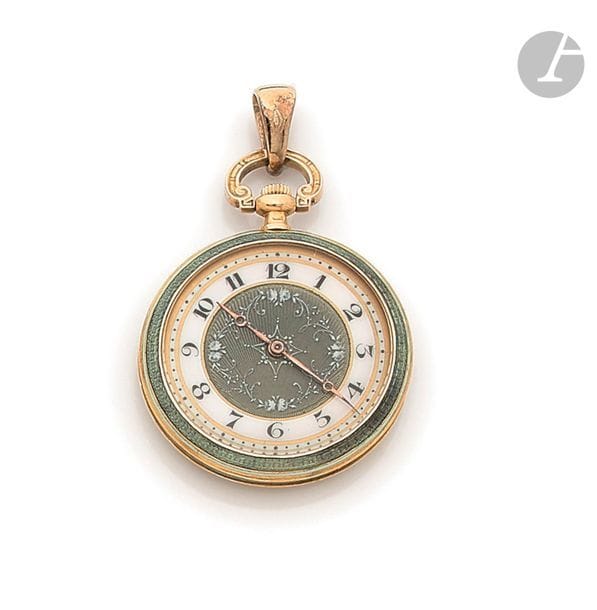 LONGINES. Vers 1900
N° 2563028
Montre de col en or jaune 18K (750), cadran émaillé blanc, chiffres arabes formant les heures, mouvement à remontoir N° 2563028 (fonctionne), boîtier émaillé bleu serti de diamants taillés en rose.
Cadran, boîtier et mouvement signés.
Diamètre : 26,8 mm
Poids brut : 15,5 g