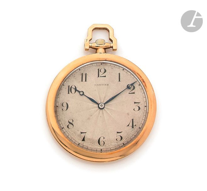 CARTIER. Vers 1930
N° 21857
Montre de poche en or jaune 18K (750), cadran rayonnant, index chiffres arabes formant les heures, fond de boîte a décor d’initiales émaillées bleues, mouvement à remontoir signé EWC.
Diamètre : 43 mm
Poids brut : 54,9 g