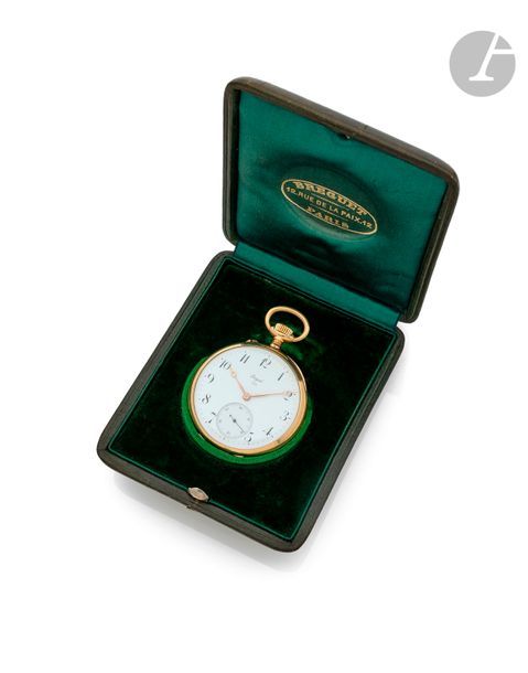 BREGUET N° 296. Vers 1900
Montre de poche en or jaune 18K (750), cadran en émail blanc, index chiffres arabes formant les heures, trotteuse à 6h, mouvement à remontoir signé LeCoultre, boîtier décoré d’initiales (léger enfoncement du boîtier sur la tranche à 3h).
Cadran, boîtier et mouvement signés.
La montre est accompagnée de son écrin.
Diamètre : 49 mm
Poids brut : 86,2 g