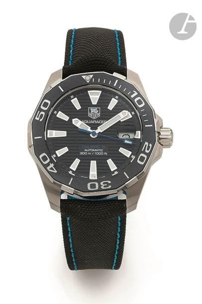 TAG-HEUER AQUARACER Ref WAY211B 
N° RZC4449
Montre bracelet pour homme en acier, cadran noir, index bâtons appliqués dotés de marqueurs luminescents verts et bleus, date par guichet à 3h, mouvement mécanique à remontage automatique, bracelet en tissu avec sa boucle déployante signée.
Cadran, boîtier et mouvement signés.
La montre est accompagnée de son écrin et de ses papiers.
Diamètre : 41 mm