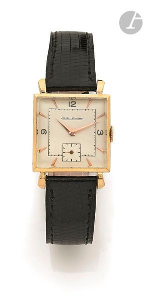 JAEGER LECOULTRE. Vers 1950
N° 91338
Montre bracelet pour homme en or jaune 18K (750), cadran blanc, index bâtons appliqués formant les heures, trotteuse à 6h, mouvement à remontage mécanique, bracelet cuir boucle ardillon en métal.
Cadran, boîtier et mouvement signés.
Diamètre : 23 mm x 23 mm
Poids brut : 29,5 g