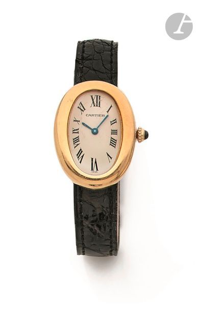 CARTIER BAIGNOIRE. Vers 1980
N° 535423CD
Montre bracelet pour femme en or jaune 18K (750), cadran beige, index chiffres romains formant les heures, verre minéral (rayé), mouvement à quartz (fonctionne), bracelet cuir avec sa boucle ardillon en or jaune signée.
Cadran, boîtier et mouvement signés.
Diamètre : 22 mm x 30 mm
Poids brut : 30,4 g