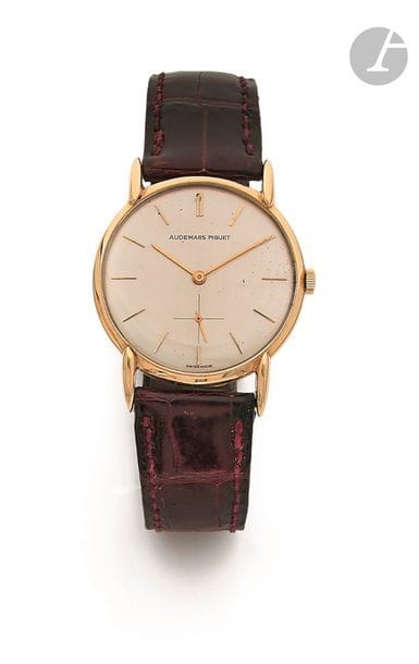 AUDEMARS PIGUET. Vers 1960
N° 3940
Montre bracelet pour homme en or jaune 18K (750), cadran doré, index bâtons appliqués formant les heures, trotteuse à 6h, mouvement à remontage mécanique N° 59155, bracelet cuir avec une boucle ardillon en plaqué or.
Cadran, boîtier et mouvement signés.
Diamètre : 33 mm
Poids brut : 33,6 g