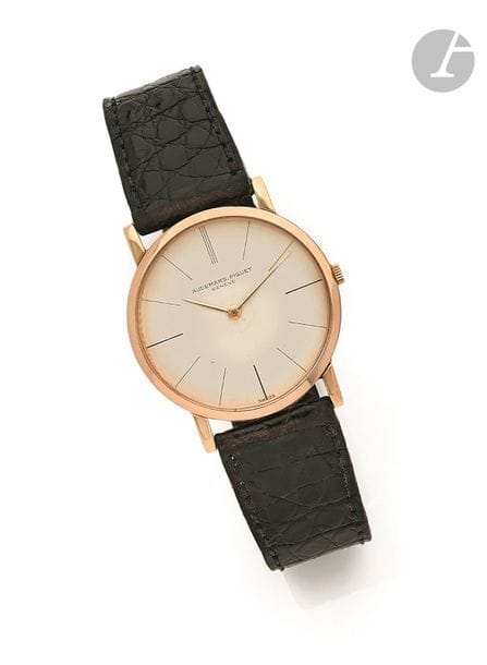 AUDEMARS PIGUET. Vers 1960
N° 13300
Montre bracelet pour homme en or jaune 18K (750), cadran doré, index bâtons peints formant les heures, mouvement à remontage mécanique calibre 2003, N° 70173, bracelet cuir avec une boucle ardillon en plaqué or.
Cadran, boîtier et mouvement signés.
Diamètre : 31 mm
Poids brut : 25,6 g