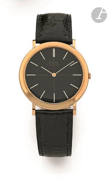 PIAGET. Vers 1970
N° 12103
Montre bracelet pour homme en or jaune 18K (750), cadran noir, index bâtons appliqués formant les heures, mouvement mécanique à remontage automatique calibre 12PC1, N° 9115117, bracelet cuir avec une boucle ardillon en or jaune 18K.
Cadran, boîtier et mouvement signés.
Diamètre : 33 mm
Poids brut : 33,1 g