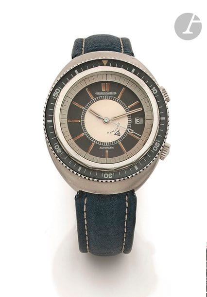 JAEGER LECOULTRE MEMOVOX POLARIS II. Vers 1970
N° 1263118
Montre bracelet pour homme en acier, cadran noir, index bâtons lumineux formant les heures, disque permettant de régler l’heure de l’alarme, date par guichet à 3h, lunette extérieure en bakélite graduée en 60 minutes, mouvement mécanique à remontage automatique, bracelet cuir avec une boucle en acier.
Cadran, boîtier et mouvement signés.
Diamètre : 43 mm x 50 mm