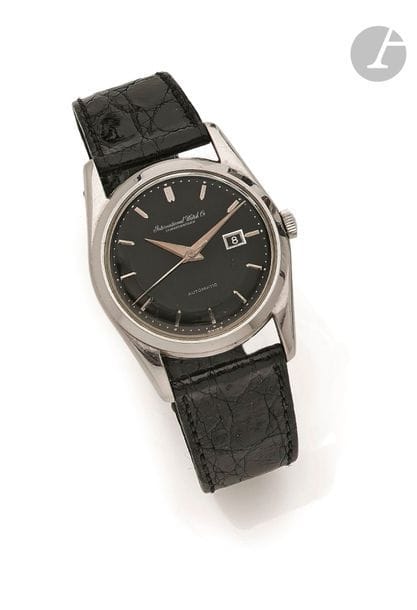 INTERNATIONAL WATCH Cie. Vers 1960
N° 1269714
Montre bracelet pour homme en acier, boîtier monobloc, cadran noir, index chiffres bâtons appliqués formant les heures, date par guichet à 3h, mouvement mécanique à remontage automatique calibre 8521, N° 1269714, bracelet cuir avec une boucle ardillon en acier signée.
Cadran, boîtier et mouvement signés.
Diamètre : 34 mm