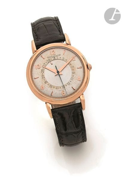 JAEGER LECOULTRE. Vers 1960
N° 114941
Montre bracelet pour homme en or rose 18K (750), cadran blanc index chiffres arabes et bâtons appliqués formant les heures, disque central gradué en 31 formant la date, mouvement à remontage mécanique, bracelet cuir boucle ardillon métal.
Cadran, boîtier et mouvement signés.
Diamètre : 35 mm
Poids brut : 43,2 g