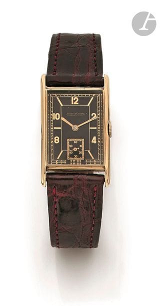 JAEGER LE COULTRE. Vers 1940
N° 43297 B
Montre bracelet pour homme en or jaune 14K (585), cadran noir, index chiffres arabes formant les heures, trotteuse à 6h, mouvement à remontage mécanique N° 85522, bracelet cuir boucle métal.
Cadran, boîtier et mouvement signés.
Diamètre : 21 mm x 34 mm
Poids brut : 26,7 g