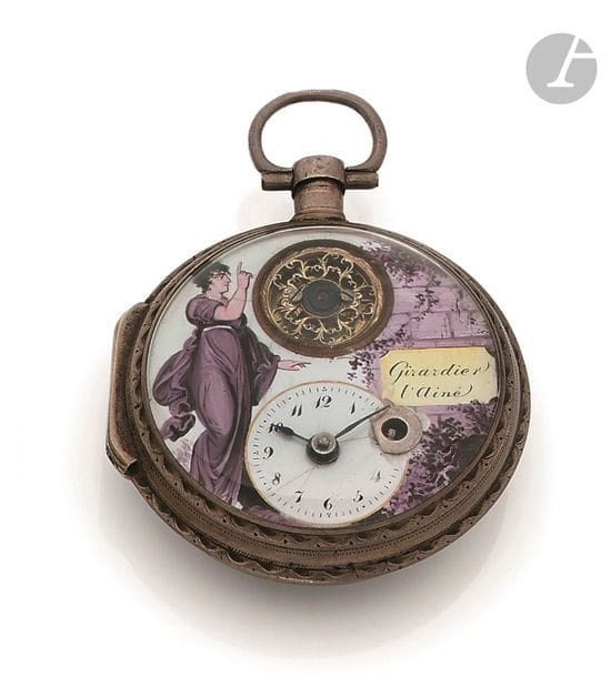 GIRARDIE L’AINE N° 4663. Vers 1790
Montre de poche en argent (925), cadran émaillé (accident), chiffres arabes formant les heures, décoré d’une femme à l’antique, mouvement à coq, balancier apparent, boîtier lisse.
Diamètre : 54 mm
Poids brut : 83 g