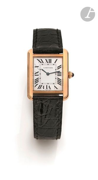 CARTIER TANK Solo Ref 2743. Vers 2000
N° 835551LX
Montre bracelet pour homme en or 18K (750) et acier, cadran blanc, chiffres romains formant les heures, mouvement à quartz (fonctionne), bracelet cuir avec sa boucle ardillon en or jaune 18K signée.
Cadran, boîtier et mouvement signés.
Diamètre : 23 mm x 30 mm