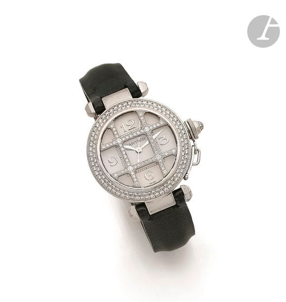 CARTIER PASHA. Vers 1990
N° 308908 MG
Montre bracelet pour femme en or gris 18K (750), lunette sertie d’une double ligne de diamants taille brillant, grille sertie de diamants, cadran blanc index chiffres arabes formant les heures, mouvement mécanique à remontage automatique, bracelet cuir avec sa boucle déployante en or gris 18K signée.
Cadran, boîtier et mouvement signés.
Diamètre : 32 mm
Poids brut : 79,7 g