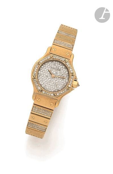 CARTIER Santos. Vers 1990
N° 090603513
Montre bracelet pour femme en or jaune 18K (750), cadran serti de diamants taille brillant, lunette et une partie du bracelet également serties de diamants, mouvement mécanique à remontage automatique, bracelet en or jaune avec sa boucle déployante signée.
Cadran, boîtier et mouvement signés.
La montre est accompagnée de son écrin.
Diamètre : 25 mm
Poids brut : 81,5 g