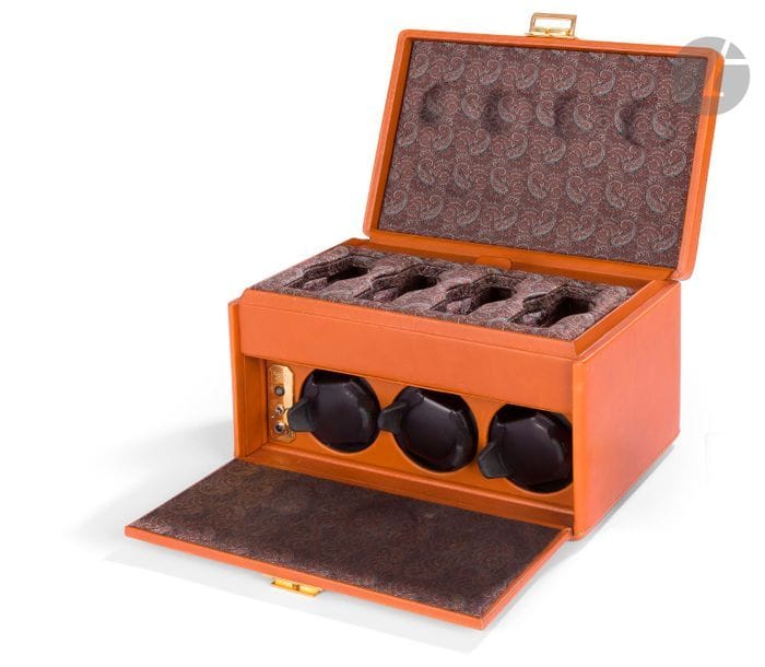 SCATOLA DEL TEMPO, Rotobox.
Coffret de rangement en cuir, pour 7 montres dont 3 avec le système tournant perpétuel (fonctionne). 
Hauteur : 15 cm
Largeur : 26 cm