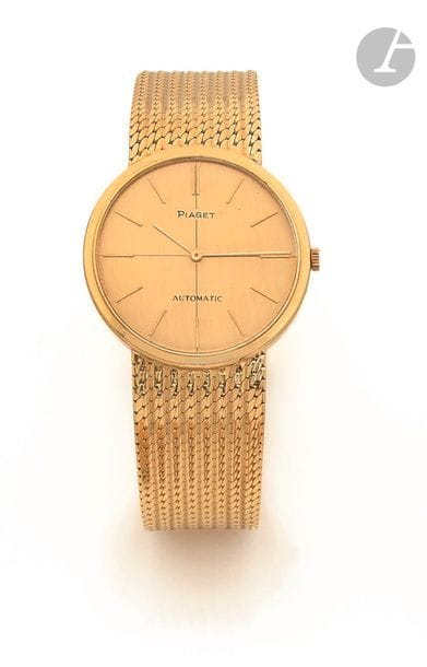 PIAGET Ref 12601. Vers 1960
N° 87017 
Montre bracelet en or jaune 18K (750), cadran doré, index bâtons appliqués formant les heures, mouvement mécanique à remontage automatique calibre 12PC1 N° 6903072, bracelet en or jaune 18K signé.
Cadran, boîtier et mouvement signés.
Diamètre : 31 mm
Poids brut : 78,3 g