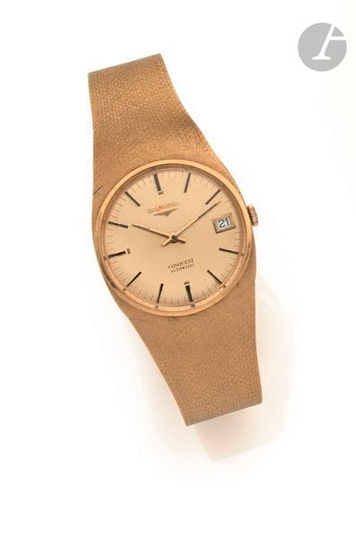 LONGINES Conquest. Vers 1970
Montre bracelet pour homme en or jaune 18K (750), cadran doré, index chiffres bâtons appliqués formant les heures, date par guichet à 3h, mouvement mécanique à remontage automatique calibre L633,1 N° 52300132, bracelet en or jaune 18K intégré signé.
Cadran, boîtier et mouvement signés.
Diamètre : 31 mm
Poids brut : 85,1 g