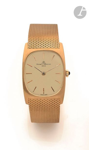 BAUME ET MERCIER. Vers 1970
380537-37044
Montre bracelet pour femme en or jaune 18K (750), cadran doré, index bâtons appliqués formant les heures, mouvement à remontage mécanique calibre 1050, bracelet en or jaune intégré.
Cadran, boîtier et mouvement signés.
On y joint deux éléments du bracelet or.
Diamètre : 24 mm x 35 mm
Poids brut : 61,6 g
