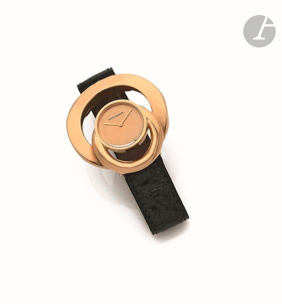 BOUCHERON. Vers 1970
N° 71834
Montre bracelet pour femme en or jaune 18K (750), cadran doré, changement du mouvement d’origine par un mouvement à quartz, bracelet cuir.
Cadran et boîtier signés.
Diamètre : 40 mm
Poids brut : 38,4 g
