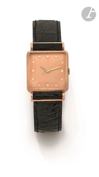 BOUCHERON. Vers 1960
N° 71300
Montre bracelet pour femme en or rose 18K (750), cadran or rose, index points formant les heures, mouvement mécanique à remontage automatique eterna-matic, N° 3614497, bracelet cuir avec son système d’attache. 
Cadran, boîtier et mouvement signés.
Diamètre : 25 mm x 35 mm
Poids brut : 34,5 g