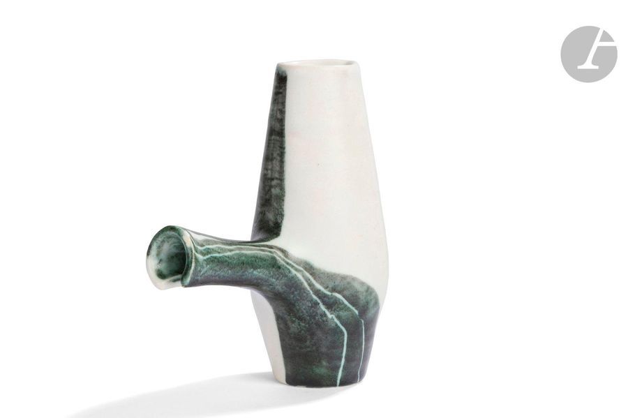 MADO JOLAIN (1921-2019
)Sans titre, juin 1955,
 épreuve 55/200Pichet

 à prise tronconique évidée

 en partie.

 Épreuve en céramique émaillée polychromeau décor vert, présentant des filets sinueux, sur fond

 blanc.

 Signé, situé et daté M. JOLAIN Paris Juin 1955 et justifié 55/200 sous la

 base.

 Hauteur:18,5cm - Longueur : 16cm

