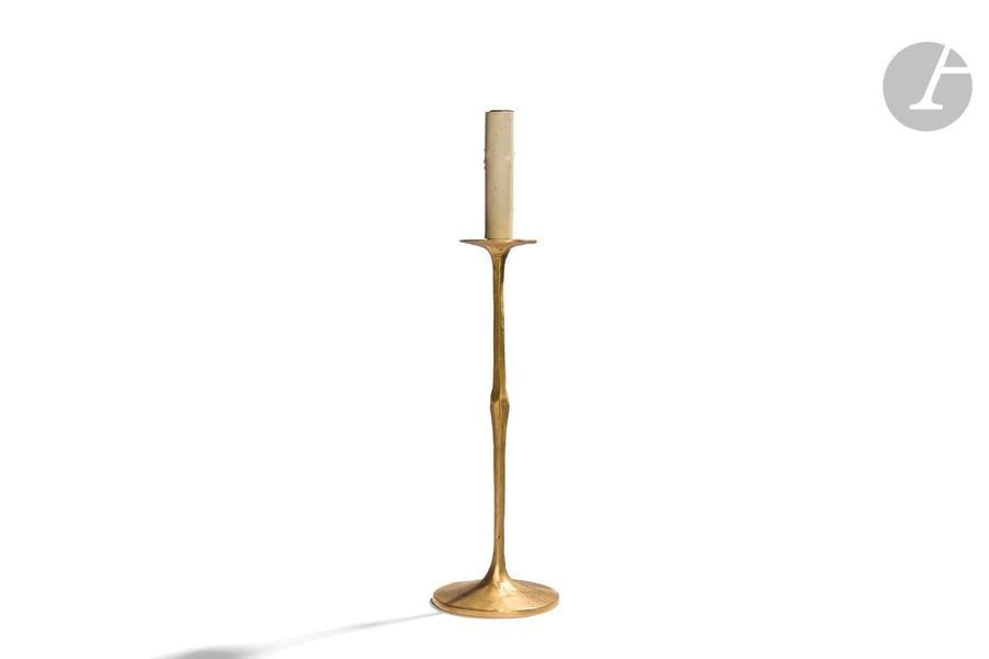 FÉLIX AGOSTINI (1910-1980
)Bougeoir petit
 modèle, le modèle créé vers [1965]Pied de lampe. Épreuve en bronze doré. Édition ancienne. 
Légère
 torsion du fût. 

Signé F. AGOSTINI

 sous la base.

 Hauteur (sans

 douille) : 35cmImportant
:Un certificat de Dominique Kerguenne, fille de l'artiste, pourra être remis à l'acquéreur, à sa demande et à sa charge.
 