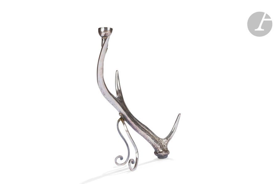 MARIA PERGAY (NÉE EN 1930)Lampe cerf, vers 1960Pied de lampe.
 Épreuve
 en bronze argenté.

 Édition

 ancienne des années 1960

.Vend

u

 sans abat-jour. Hauteur:39cmBibliographie
:Maria Pergay, complete works 1957-2010 - Suzanne Demisch & Stéphane Danant, éditions Damiani, Bologne, 2011.Une œuvre identique référencée et reproduite sous le numéro 42 et une autre en illustration de la page de garde du chapitre consacré aux Objets.
