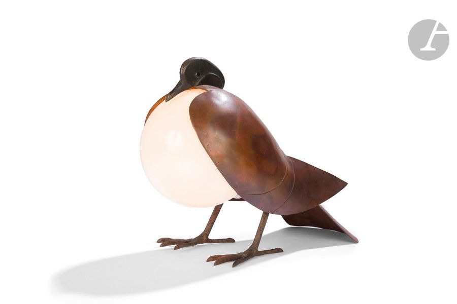 FRANÇOIS-XAVIER LALANNE (1927-2008) SCULPTEUR & ARTCURIAL ÉDITEUR 
Lampe Pigeon, le modèle conçu en [1991],
 épreuve n°29 commercialisée le 13 novembre 1991Sculpture zoomorphe formant lampe à poser. Cuivre ouvragé, patiné et soudé. Diffuseur en opaline.
 Accident recollé sur la collerette de la sphère en opaline (
non visible une fois montée).

 Signée du monogramme FXL et numérotée29/900 sur l'

extrémité de la queue.

 Hauteur : 22,5cm - Longueur

 : 27cm - Largeur : 14,5cmProvenance : 
Collection privée, Paris. Œuvre acquise le 13 novembre 1991 auprès de l'éditeur
 Artcurial. Important
:Le certificat d'authenticité d'origine de notre œuvre établi par Artcurial le 13 novembre 1991 sera remis à l'acquéreur.
