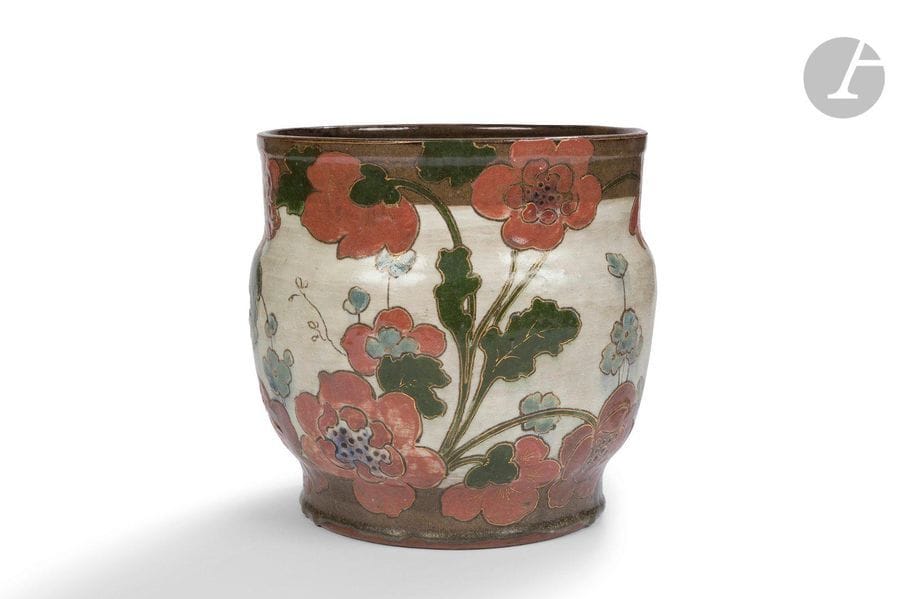 ERNEST CHAPLET (1835-1909) CÉRAMISTE & ÉDOUARD DAMMOUSE(1850-1903) DÉCORATEUR - HAVILAND & C° ÉDITEURPavots et fleurs de linImportant
 cache-pot balustre à très
 grand col annulaire.

 Épreuve en grès brun au décor émaillé polychrome

 sous couverte.

 Rehauts de dorure soulignant, en partie, les cernes de

s

 motifs décoratifs. Circa 1885
.un éclat en pourtour de
 la base.

 Marqué du rosaire au monogramme d'éditeur H & C° sous la base et signé Ed. DAMMOUSE dans le décor vers la

 base.

 Hauteur : 27,7cm - Diamètre : 30cm


