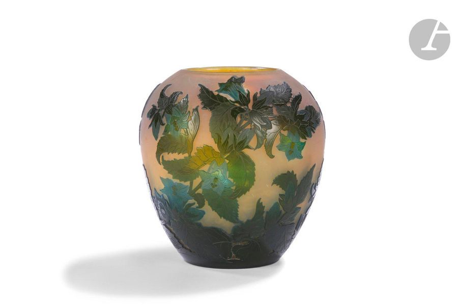 ÉTABLISSEMENTS GALLÉ (1904-1936) DaturasVase
 ovoïde à très large col
 annulaire.

 Épreuve en verre multicouche au décor, dégagé à l'acide, traité vert et bleu sur fond beige légèrement opalescent

.

 Signé GALLÉ, en réserve gravé en camée à l

'acide.

 Hauteur:21cm

