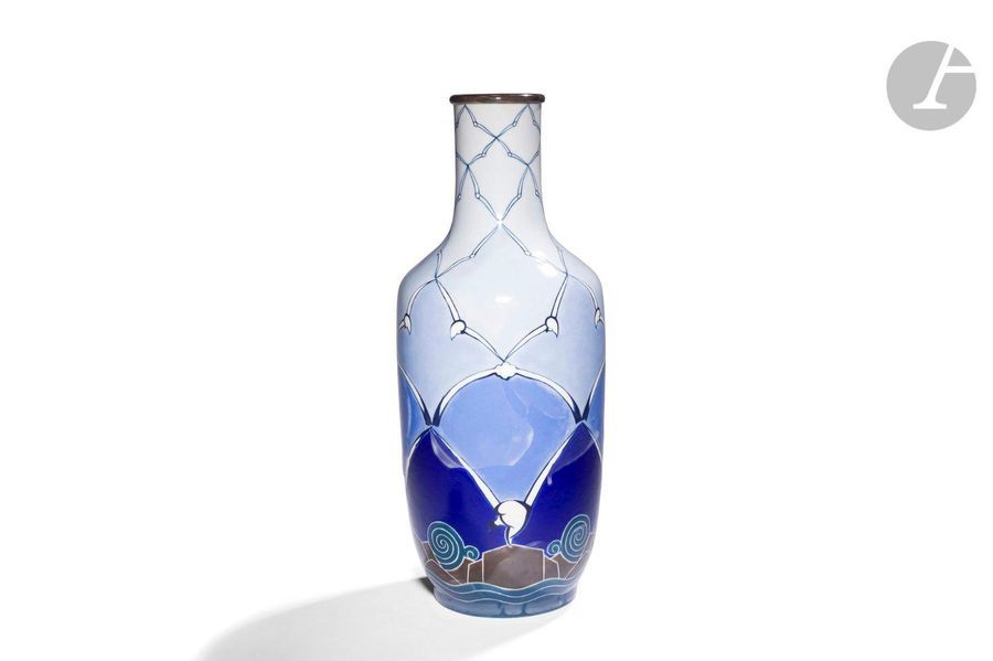 MANUFACTURE NATIONALE DE SÈVRES – FRANÇOIS BAZIN (1897-1956) CRÉATEUR DU DÉCOR – FÉLIX AUBERT (1866-1940) CONCEPTEUR DE LA FORME
Vol de mouettes au-dessus des flots, 1933
Important vase balustre à haut col cheminée terminé ourlé.
Épreuve en porcelaine (pâte nouvelle) émaillée polychrome au décor tournant.
Une surcharge de glacis évoquant l’écume dans la partie basse du décor.
Un léger choc éclat en pourtour de la base.
Marqué D’après F. BAZIN, porte le cachet-date (f) de la manufacture et, en creux, les mentions98 32 3 PN sous la base.
Hauteur:44,5cm