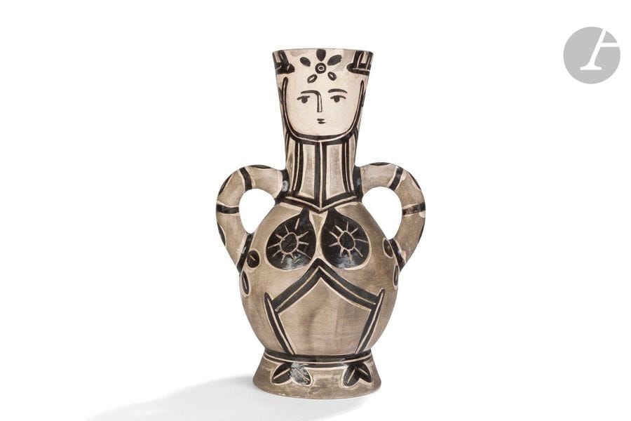 PABLO PICASSO (1881-1973) & MADOURA 
Vase deux anses
 hautes, le modèle créé en [1953]Vase tourné.
 Réplique authentique éditée et réalisée à quatre cents
 exemplaires chez Madoura.

 Épreuve en

 terre de faïence blanche.

 Le décor à l'engobe, gravé au couteau sous couverte partielle au pinceau ; noir

, blanc, patine noire.

 Porte les cachets en creux D'après PICASSO et MADOURA Plein Feu et la mention à l'engobe Edition PICASSO

 sous la base. Hauteur : 38cm
 Bibliographie
 :

 Picasso, catalogue de l'œuvre céramique édité 1947-1971- Alain Ramié, éditions Madoura, 1988. Modèle identique reproduit page115 et référencé sous le numéro 213.

