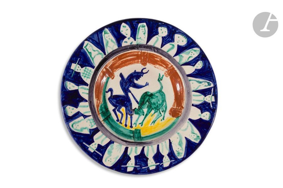 PABLO PICASSO (1881-1973) & MADOURA 
Corrida aux personnages, le
 modèle créé le [11 juin 1950]Plat rond creux.
 Empreinte originale éditée et réalisée à cinquante
 exemplaires chez Madoura.

 Épreuve en terre

 de faïence blanche.

 Le décor aux engobes sous couvertes ; vert, jaune, bleu

, roux, brun, ivoire.

 Porte les cachets en creux Empreinte originale de PICASSO et MADOURA Plein

 Feu au revers.

 Diamètre

 : 38,5cm
 Bibliographie
 :

 Picasso, catalogue de l'œuvre céramique édité 1947-1971- Alain Ramié, éditions Madoura, 1988. Modèle identique reproduit page59 et référencé sous le numéro 104.

