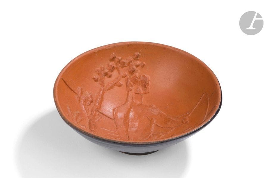 PABLO PICASSO (1881-1973) & MADOURA 
Pêcheur à la
 ligne, le modèle créé en [1955]Coupelle ronde.
 Empreinte originale éditée et réalisée à
 cent exemplaires chez Madoura.

 Épreuve en

 terre de faïence rouge.

 Dessous émail noir,

 rouge, noir mordoré.

 Porte la date de conception du modèle sur l'avers, à l'

envers en relief.

 Porte les cachets en creux Empreinte originale de PICASSO et MADOURA Plein

 Feu au revers.

 Hauteur : 6,5cm - Diamètre

 : 17,5cm
 Bibliographie
 :

 Picasso, catalogue de l'œuvre céramique édité 1947-1971- Alain Ramié, éditions Madoura, 1988. Modèle identique reproduit page137 et référencé sous le numéro263.


