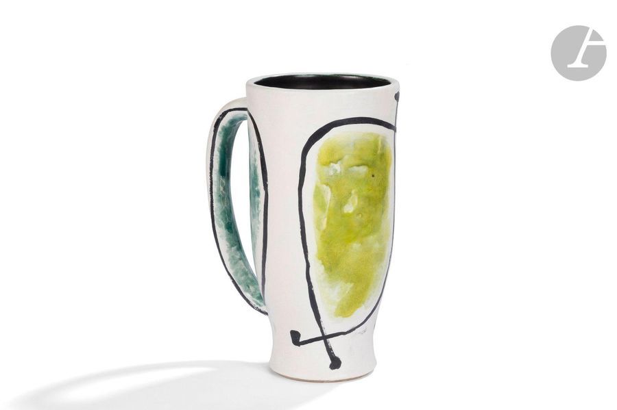 GEORGES JOUVE (1910-1964) 
Vase à une
 anse détachée. 

Épreuve en céramique ; le décor traité polychrome, les cernes en noir

, le fond blanc.

 Années

 1950.

 Restaurations

.

 Signé JOUVE et du monogramme A. P. (aux lettres entrelacées) pour Apollon, marque dite à l'Alpha, sous la

 base.

 Hauteur:26,2cm 

