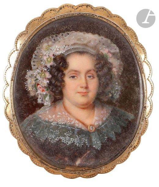 Attribué à Louis-François AUBRY

(Paris 1767-1851)

Femme à la coiffe de dentelle ornée de fleurs, en buste de face, en robe bleue à col de dentelle fermé par un camée

Fine miniature sur ivoire vers 1825-1830, trace de signature à gauche.

Ovale sur une broche en métal doré, revers en nacre.

6 x 5,1 cm

(broche non ouverte pour inspection ; petit décollement en bas et poussières).

Poids total : 19,7 g