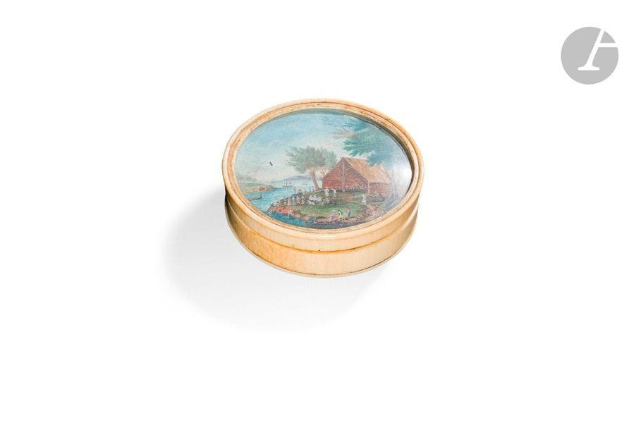 ÉCOLE FRANÇAISE de la fin du XVIIIe siècle

Réjouissances villageoises et baignade en bord d'estuaire

Miniature à la gouache probablement sur papier, sur une boîte en ivoire doublée d'écaille mouchetée, diam. 7,8 cm, H. 2,1 cm

Poids total : 73 g