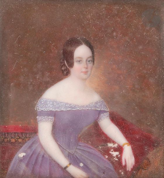 Jean-Pierre ROBELOT

(Lorraine, 1802 - Après 1853)

Jeune fille en robe mauve assise sur un sofa pourpre

Miniature sur ivoire signée en bas à droite : Robelot.

Rect. à vue 8 x 7,2 cm (décollements, moisissures)

Cadre en métal sur fond de velours,19 x 15,8 cm (accidents).

Poids total : 226 g

 Elève de Mansion, il s'installa au Palais-Royal et exposa au Salon de Paris de 1827 à 1850.