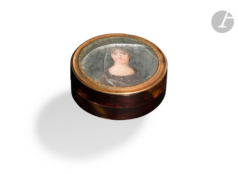 ÉCOLE FRANÇAISE d'époque Empire

Portrait de femme brune, cheveux coiffés à la noyade

Miniature sur ivoire du début du XIXe siècle, sur une boîte en écaille mouchetée (verre accidenté)

Diamètre : 6,3 cm ; Hauteur : 2,2 cm

Poids total : 42,8 g