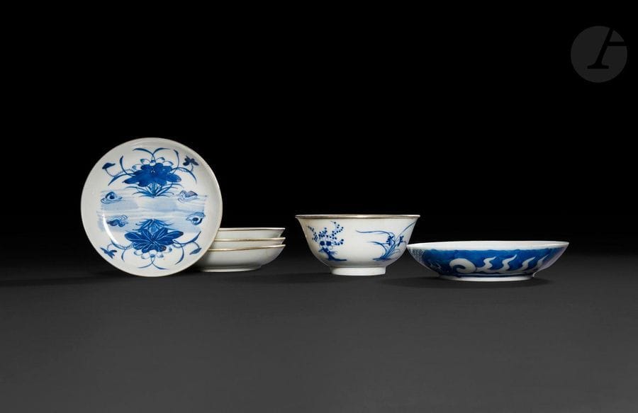 Chine

Cinq soucoupes et un bol en porcelaine à décor en bleu sous couverte dit bleu de Huê de canards, lotus, dragons et branches fleuries.

Le bol avec marque Ruo Shen Zhen Cang à quatre caractères

XIXe siècle.

Cerclage en métal sur quatre soucoupes et le bol.

D : 12 cm,13,5 cm et 14 cm

Trois soucoupes et le bol avec fêlure.