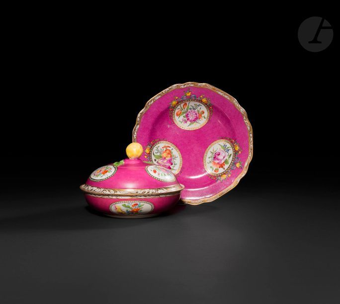 Meissen

Ecuelle ronde couverte et son plateau en porcelaine pour le marché turc à décor polychrome de bouquets de fleurs dans des réserves cernées de perles et guirlandes sur fond pourpre.

Marquées : épées croisées et étoile en bleu, période de Marcolini.

Fin du XVIIIe siècle ou début du XIXe siècle.

L : 26 cm