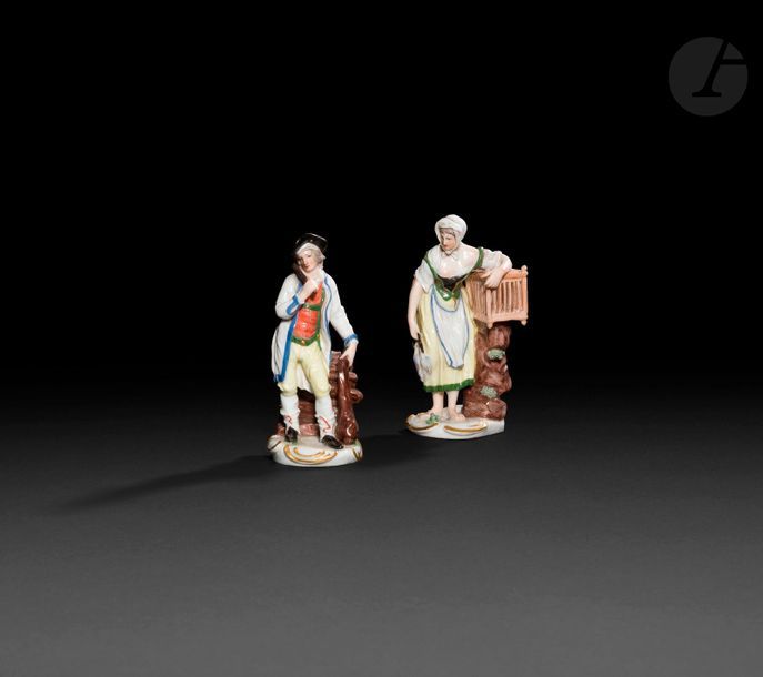 Ludwigsburg

Paire de statuettes en porcelaine représentant une jeune femme près d'une cage tenant deux oiseaux et un jeune homme tenant une massue, à décor polychrome.

Marquées : CC entrelacés et couronnés.

XVIIIe siècle.

H. 12 cm

Eclat à un bâton.