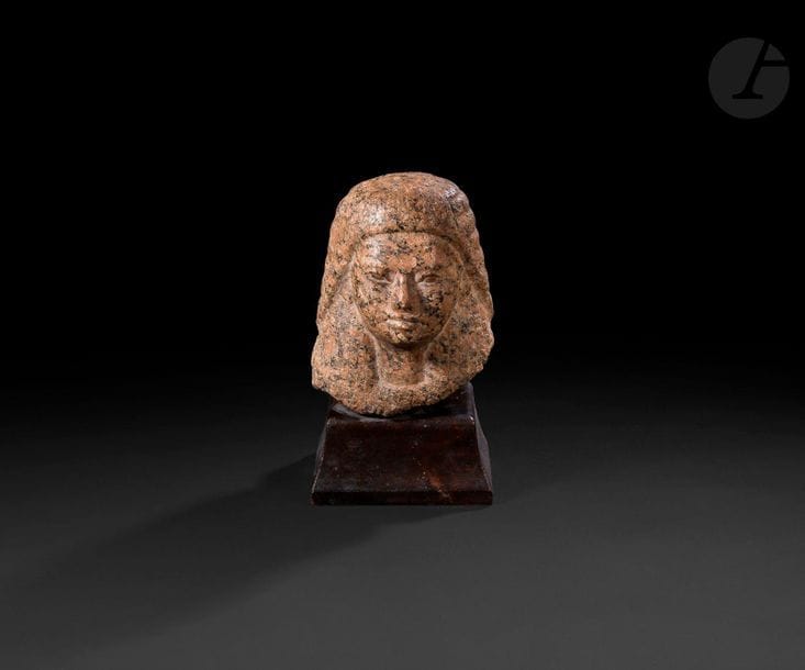 Tête masculine en granite rose.

Nouvel Empire.

H : 22,8 cm