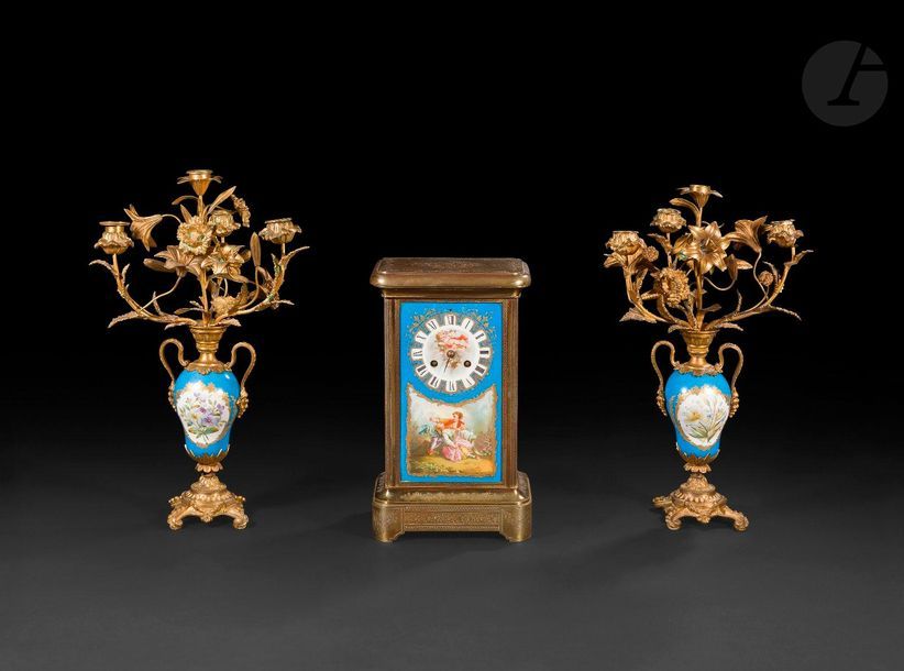 Paire de candélabres en porcelaine et bronze doré à quatre lumières, à décor de feuillages et fleurs de lys, reposant sur une base rocaille feuillagée.

Style Louis XV, XIXe siècle (restaurations et manques).

H : 45 cm