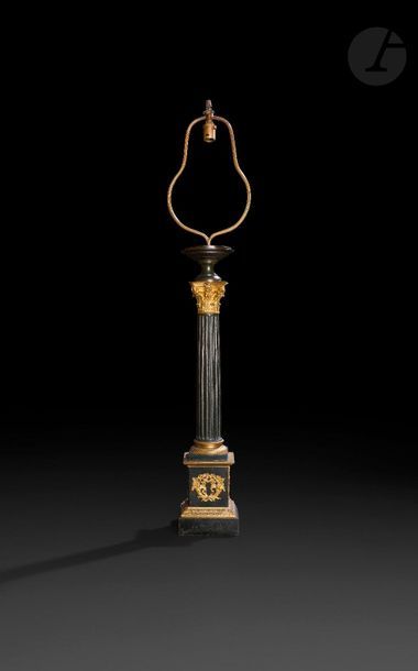 Lampe en tôle patinée et bronze doré, le fût en colonne cannelée à chapiteau feuillagé reposant sur une base quadrangulaire à décor de cygnes, vase de fleurs et cornes d'abondance ; (montée à l'électricité).

Milieu du XIXe siècle (usures).

H : 58 cm (à la coupe)