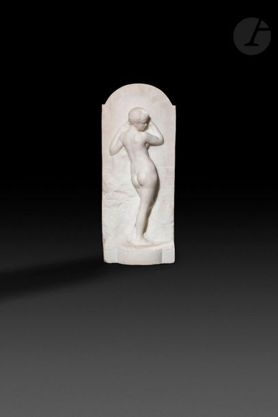Alfred BOUCHER (1850-1934)

Jeune fille à la longue chevelure et aux bras repliés, dite aussi " la jeune fille au rocher " 

Haut-relief en marbre blanc

Signé " A. BOUCHER " 

H : 47,5 cm, L : 20 cm, P : 12,5 cm



Œuvres en rapport :

- Alfred Boucher, La Philosophie de l'histoire, haut-relief en plâtre, vers 1902-1903, dim. : 168 x 43 x 51 cm, Nogent sur Marne ;

- Alfred Boucher, La Philosophie de l'histoire, dim. 67,5, x 33,5 x 12 cm, signé A Boucher en bas à gauche, marbre de carrare, musée Camille Claudel de Nogent-sur-Seine, inv. 2 000.3.



Bibliographie :

- Alfred Boucher 1850-1934 : Sculpteur-Humaniste, Nogent-sur-Seine, 2 000, p. 54, cat. n° 52

- Jacques Piette, Alfred Boucher 1850-1934, l'œuvre sculptée, catalogue raisonné, Paris, Mare et Martin, 2014, modèles de la série répertoriés sous les numéros A56 et A57, pp. 238-243.

 Alfred Boucher, le maître de Camille Claudel, réalise son œuvre La Philosophie de l'Histoire dans le contexte d'une commande pour des monuments à Lyon et au cimetière du père Lachaise en hommage à Auguste Burdeau, politique et professeur (1851-1894). Cette sculpture qu'il présente au Salon de 1898 sous le n° 3197 et à l'Exposition Universelle de 1900 a été suivie d'un certain nombre d'exemplaires de diverses dimensions avec des variantes dans l'attitude de la jeune femme. Ils correspondent probablement aux diverses études pour lesdits monuments : entièrement dénudée, les bras levés et le regard pensif, notre jeune fille vue de dos présente une attitude qui a clairement abandonnée sa position initiale : la jeune fille était en effet tournée vers une stèle où elle portait une inscription. A l'instar des autres versions, elle a gardé sa position debout contre la paroi d'un rocher, la tête tournée vers la droite. La forme et les dimensions du haut relief la rapprochent de la sculpture illustrée sous les numéros A57-2 et A57-3 du catalogue raisonné de l'artiste (p. 243).